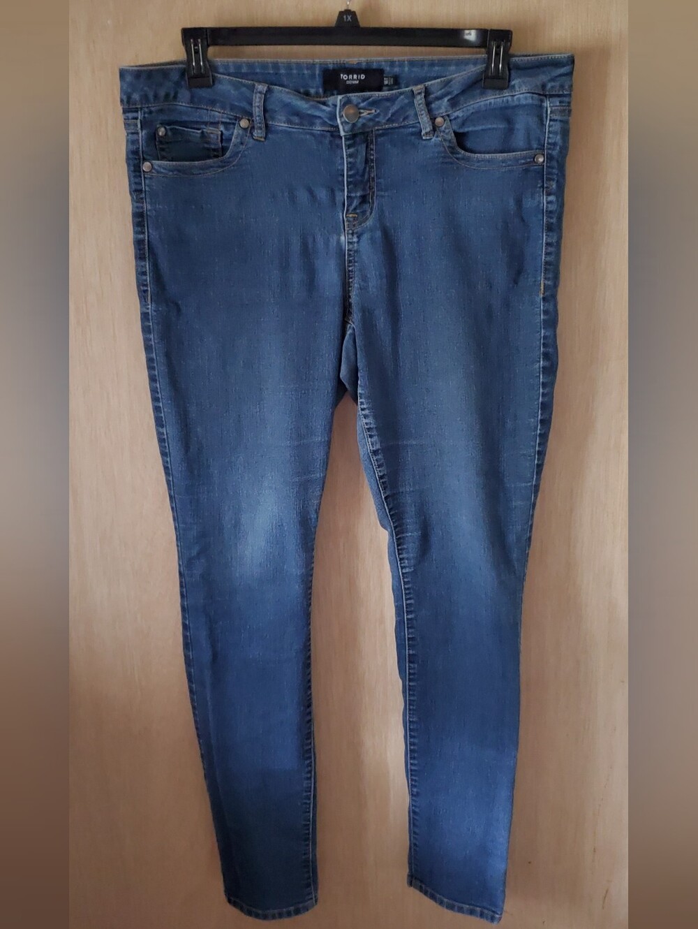 Torrid Denim Jeggings Skinny Jeans in Mid Blue Wash, Size 16T GUC